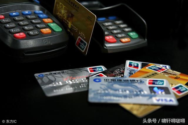 現(xiàn)在個(gè)人POS機(jī)辦理很簡單，只要提供身份證，信用卡就能馬上辦理，然后自行下載APP軟件，注冊實(shí)名認(rèn)證后就能刷卡收款，非常方便。